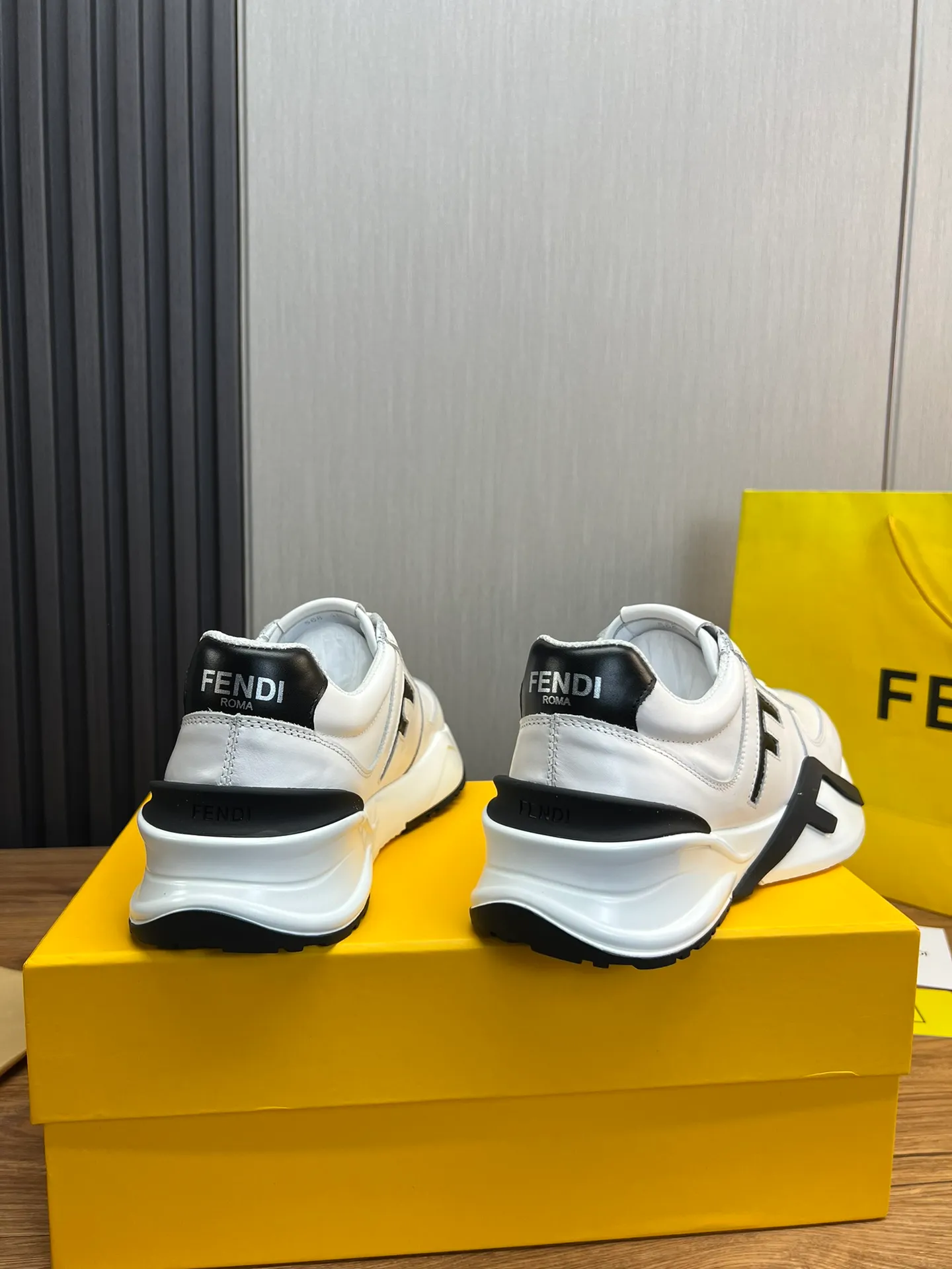 Men's shoes 💰520💰 Fendi [Fendi] hot style is on the market 🔥Fashionable casual men's shoes 🔱 Made of original cowhide + breathable mesh lining + sheepskin feet, perfect shape, top quality, you deserve it 🔜Original outsole, ultra-light, non-slip and wear-resistant 👣 Standard size 38-44 (customized in 45)